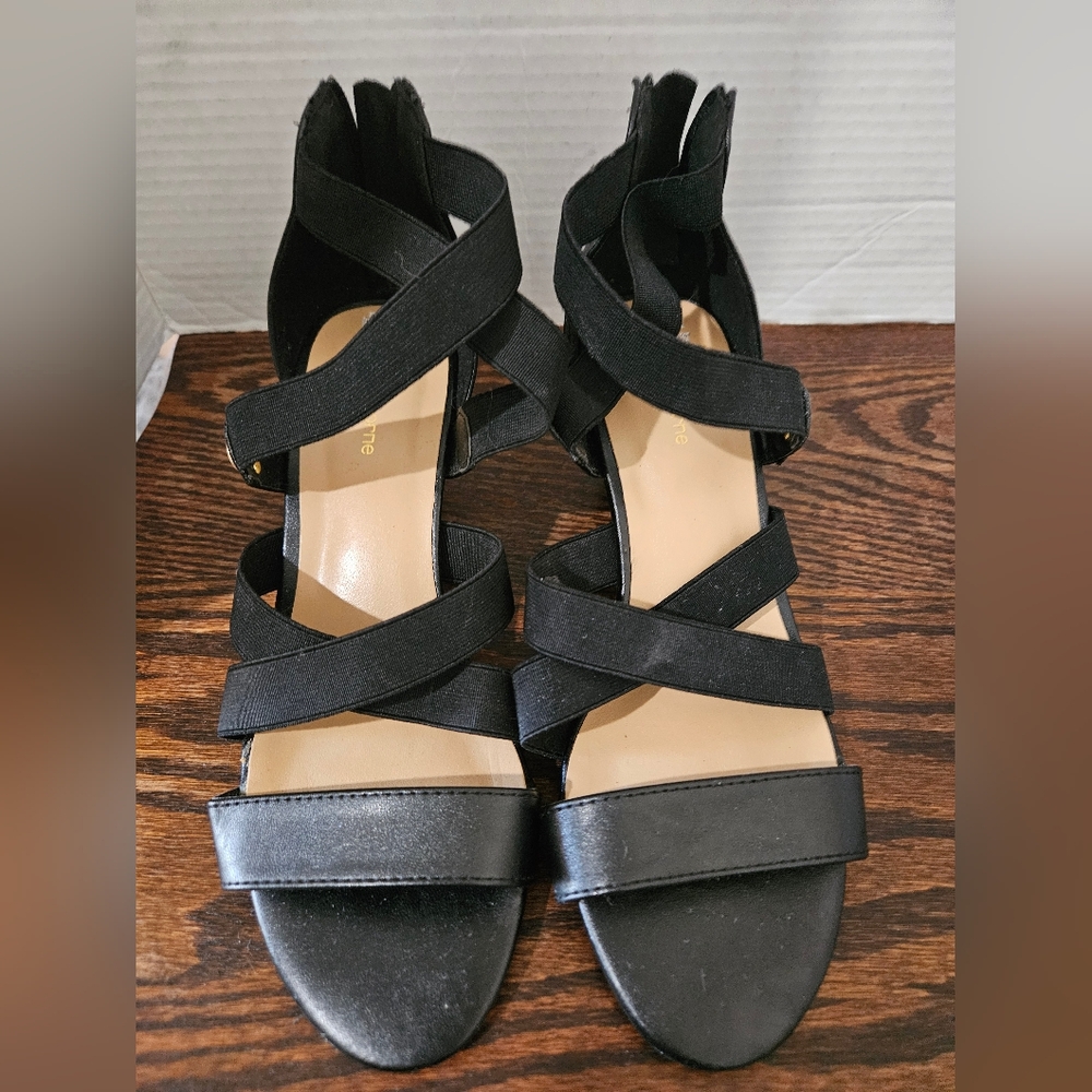 Liz Claiborne Sandals. New without tags size 8. (Bin8)